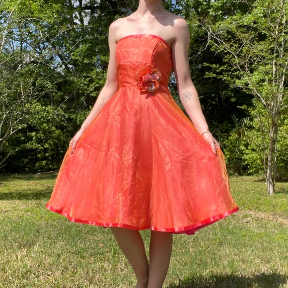Early 2000’s Formal Dress - Picture 1 of 7